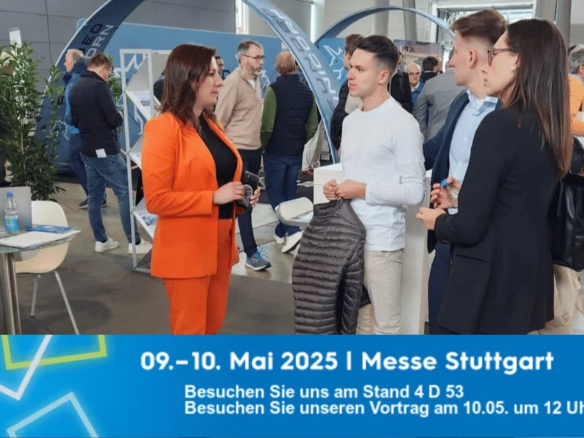 Eine Immobilienexpertin von Excellence Cyprus im Beratungsgespräch mit Interessenten auf der INVEST Messe Stuttgart 2025. Im Hintergrund sind Werbebanner für Luxus-Immobilienprojekte in Iskele und Kyrenia zu sehen.